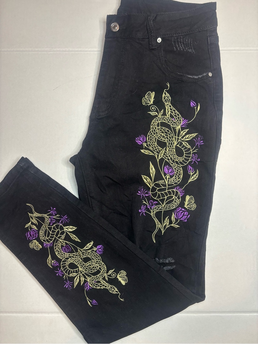 Women's Fairycore Snake & Vine Embroidered Distressed Black Denim Jeans L